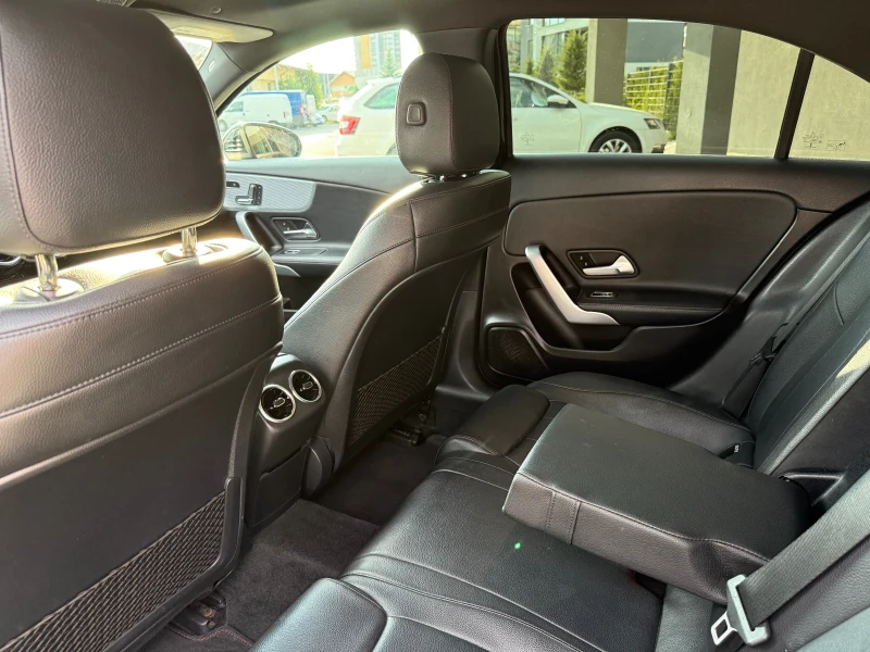 Mercedes-Benz A 220 AMG Line* Keyless Go* 4matic* Panorama* Camera, снимка 17 - Автомобили и джипове - 51226849