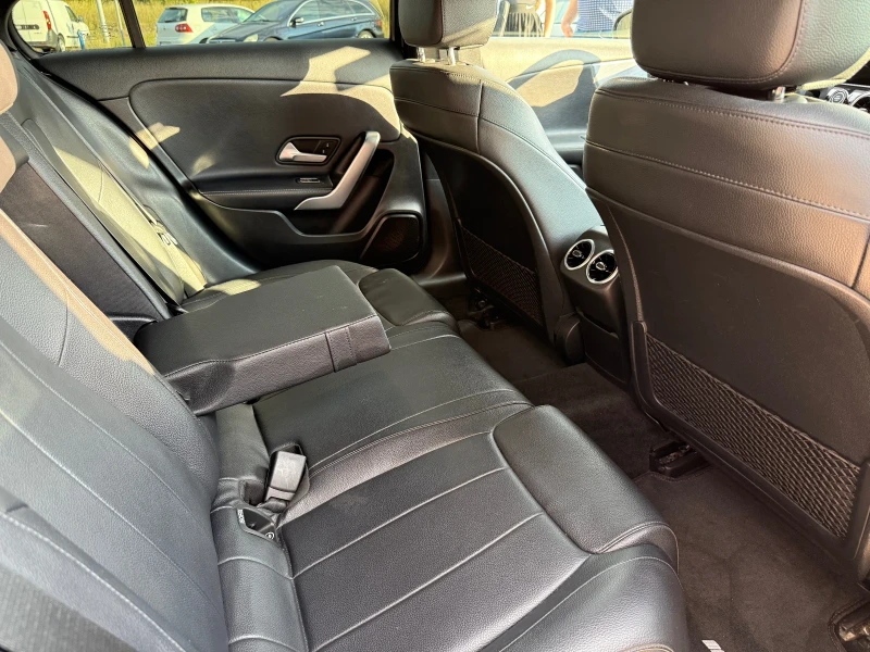 Mercedes-Benz A 220 AMG Line* Keyless Go* 4matic* Panorama* Camera, снимка 16 - Автомобили и джипове - 51226849