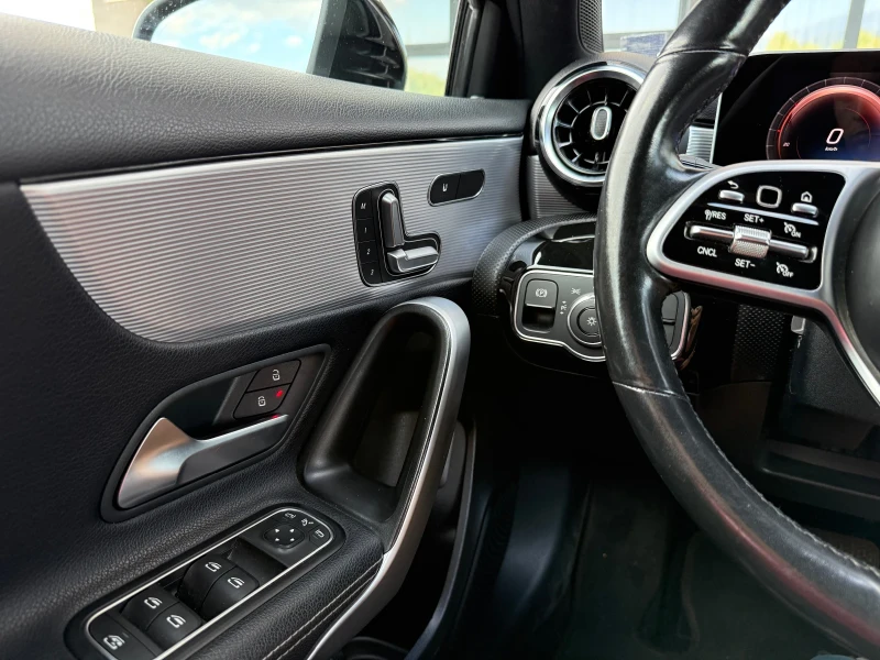 Mercedes-Benz A 220 AMG Line* Keyless Go* 4matic* Panorama* Camera, снимка 13 - Автомобили и джипове - 51226849