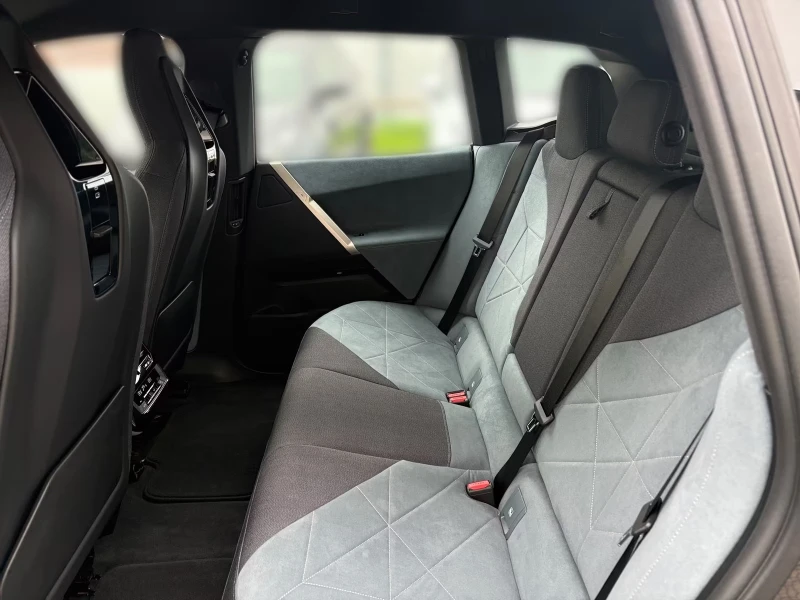 BMW iX xDrive40/326HP/M-SPORT/HUD/MEMO/360/NAVI/473g, снимка 11 - Автомобили и джипове - 52153958