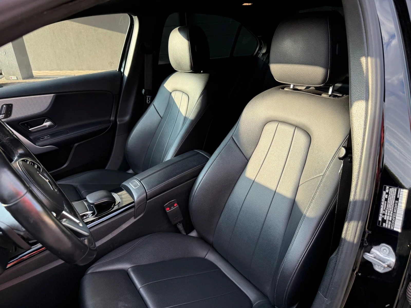 Mercedes-Benz A 220 AMG Line, Keyless go, 4matic, Panorama, Camera - изображение 8