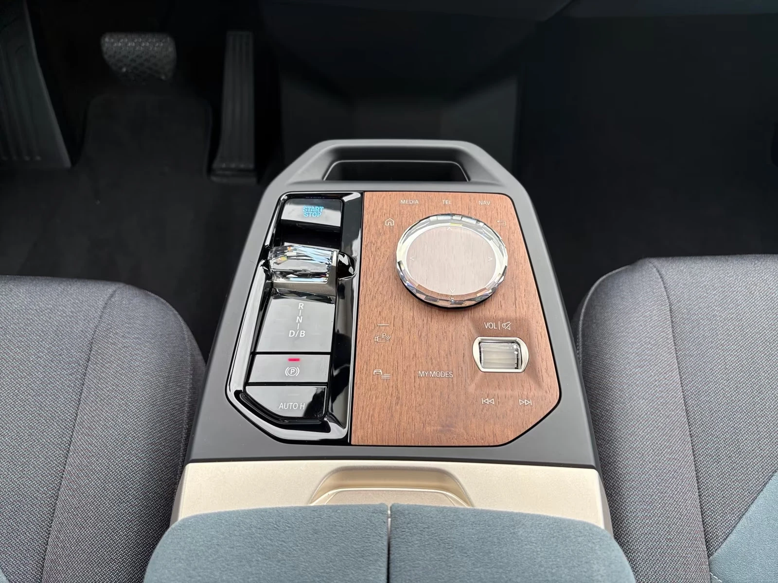 BMW iX xDrive40/326HP/M-SPORT/HUD/MEMO/360/NAVI/473g - изображение 8