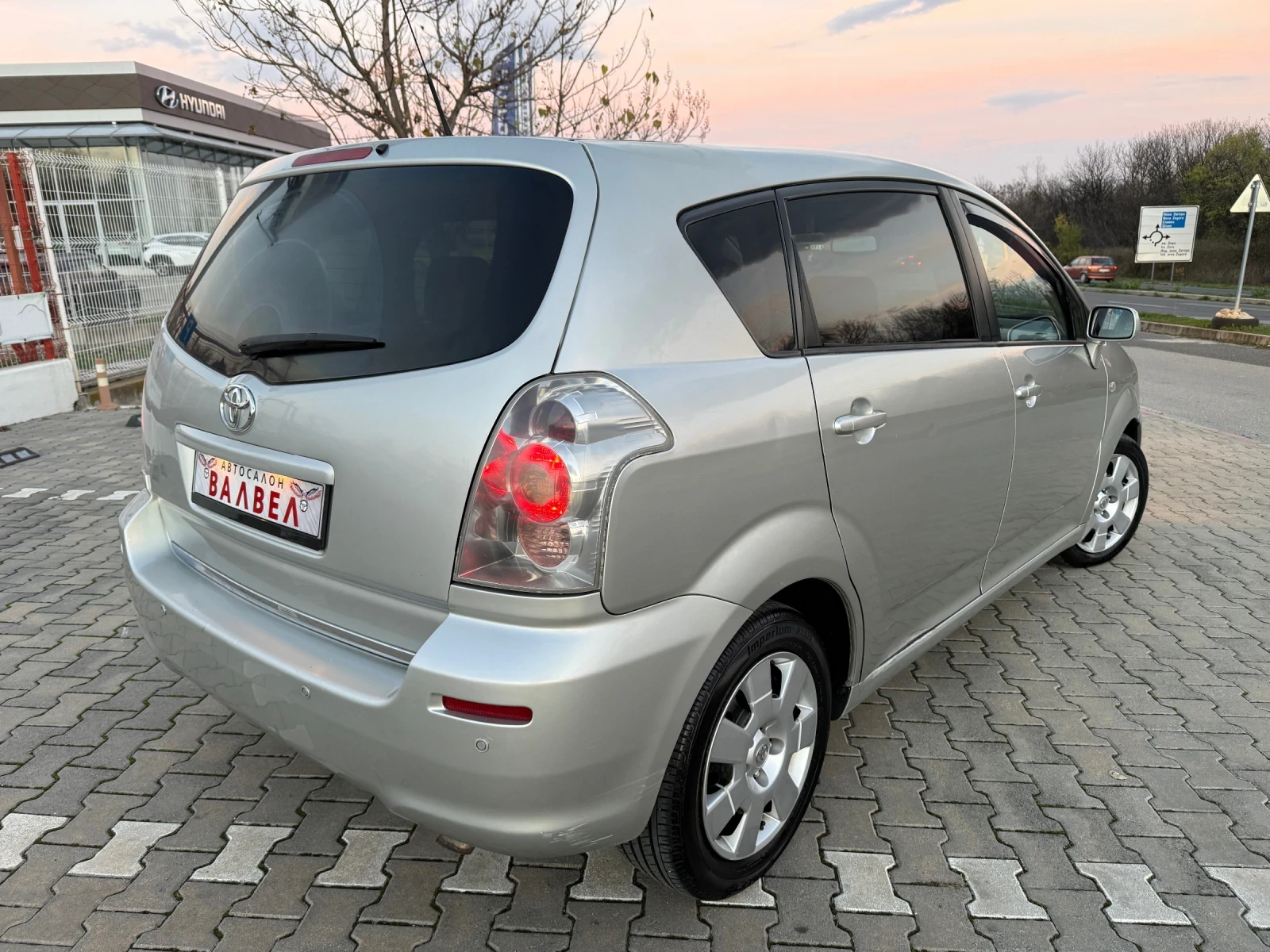 Toyota Corolla verso * 2.2D4D* 136HP* CLIMA* РЕГИСТРИРАНА*  - изображение 4