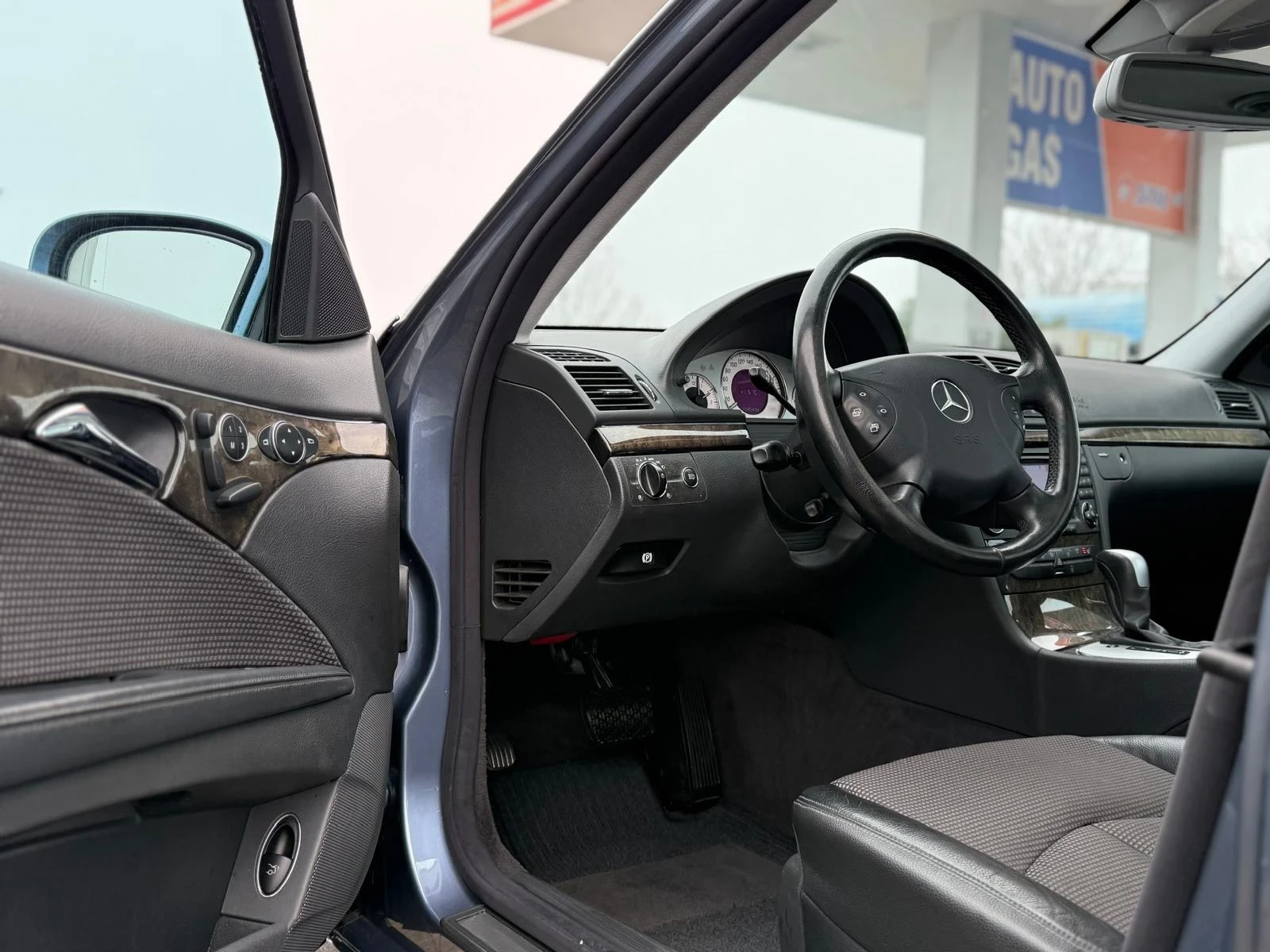 Mercedes-Benz E 320 Avantgarde* Памет* Шибидах - изображение 8