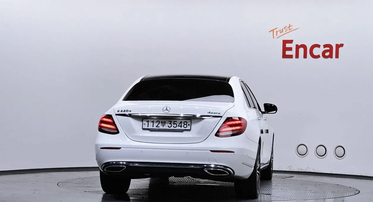 Mercedes-Benz E 220 D * AMG LINE * ПАНОРАМА * AMBIENT * , снимка 4 - Автомобили и джипове - 55566494
