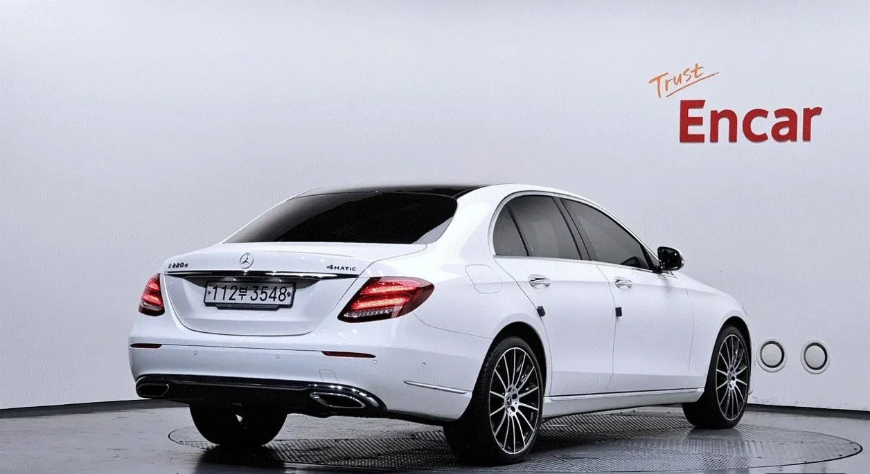 Mercedes-Benz E 220 D * AMG LINE * ПАНОРАМА * AMBIENT * , снимка 3 - Автомобили и джипове - 55566494