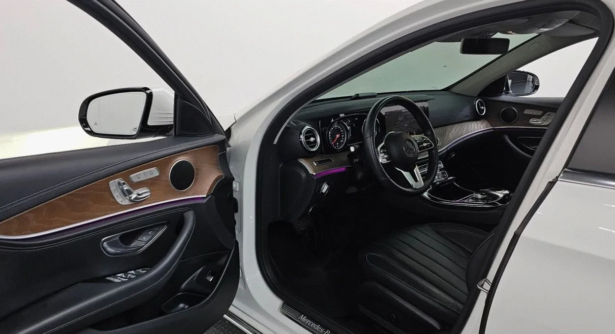 Mercedes-Benz E 220 D * AMG LINE * ПАНОРАМА * AMBIENT * , снимка 5 - Автомобили и джипове - 55566494