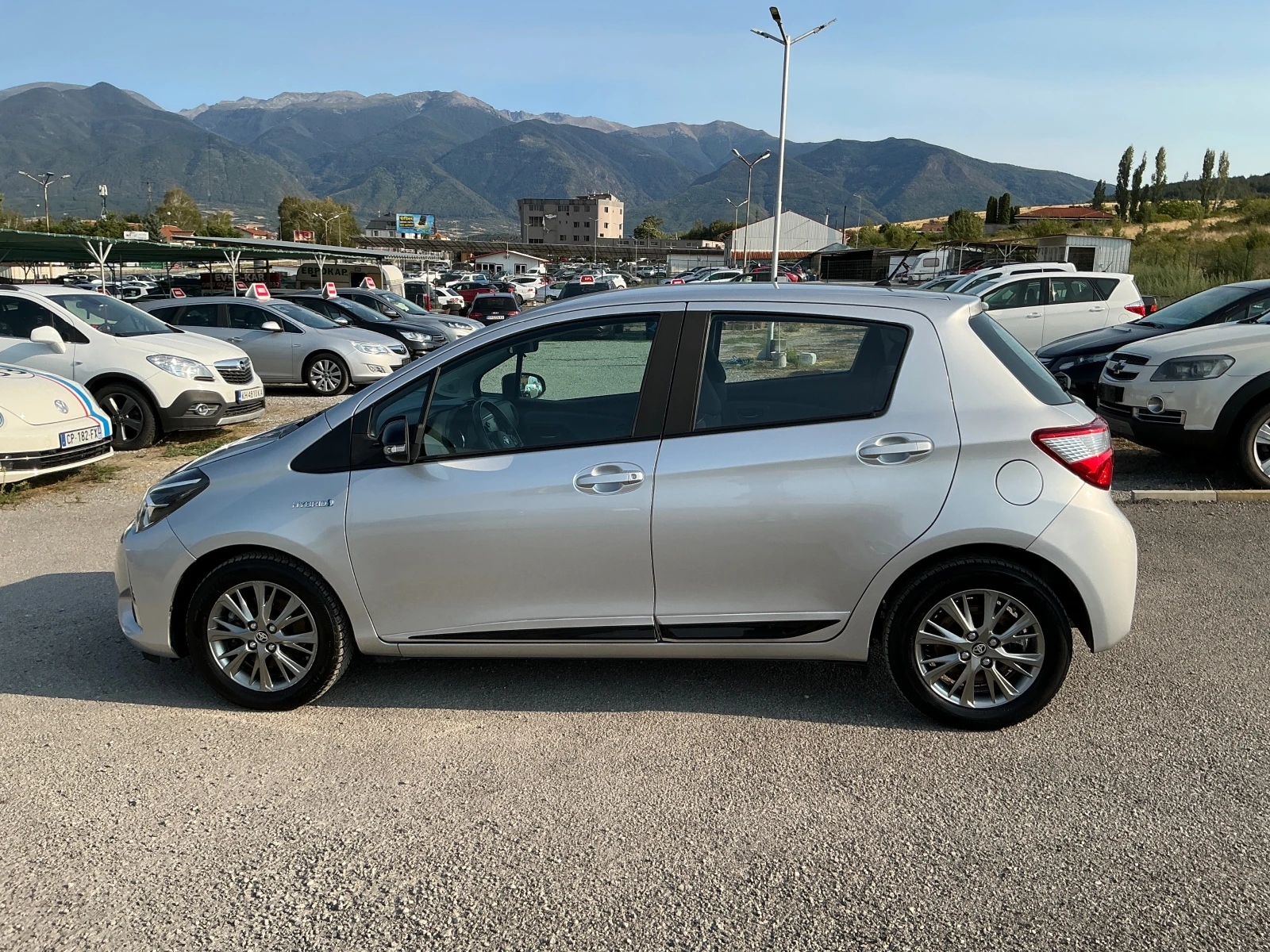 Toyota Yaris 1.5 HYBRID, снимка 4 - Автомобили и джипове - 55970100
