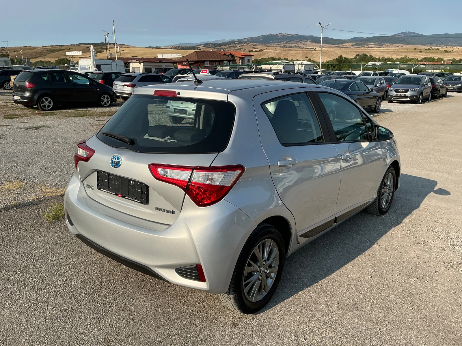 Toyota Yaris 1.5 HYBRID, снимка 8 - Автомобили и джипове - 55970100