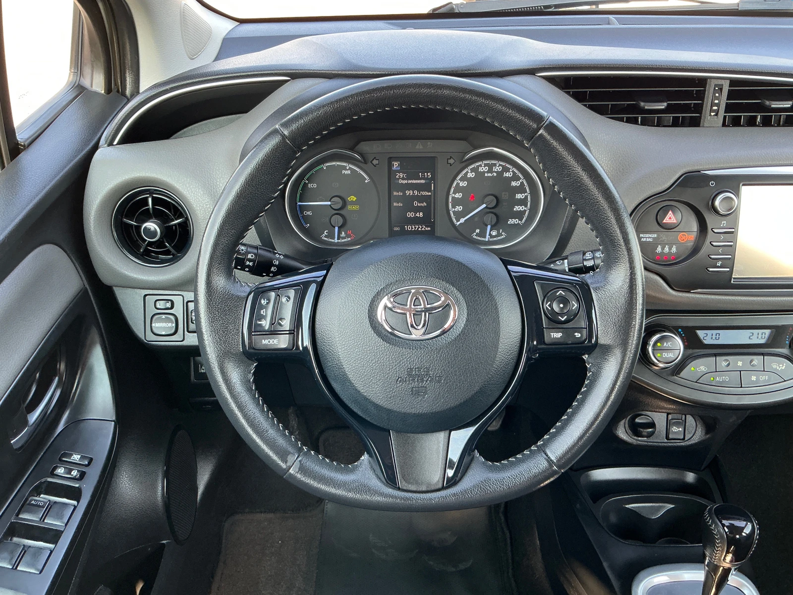 Toyota Yaris 1.5 HYBRID, снимка 11 - Автомобили и джипове - 55970100