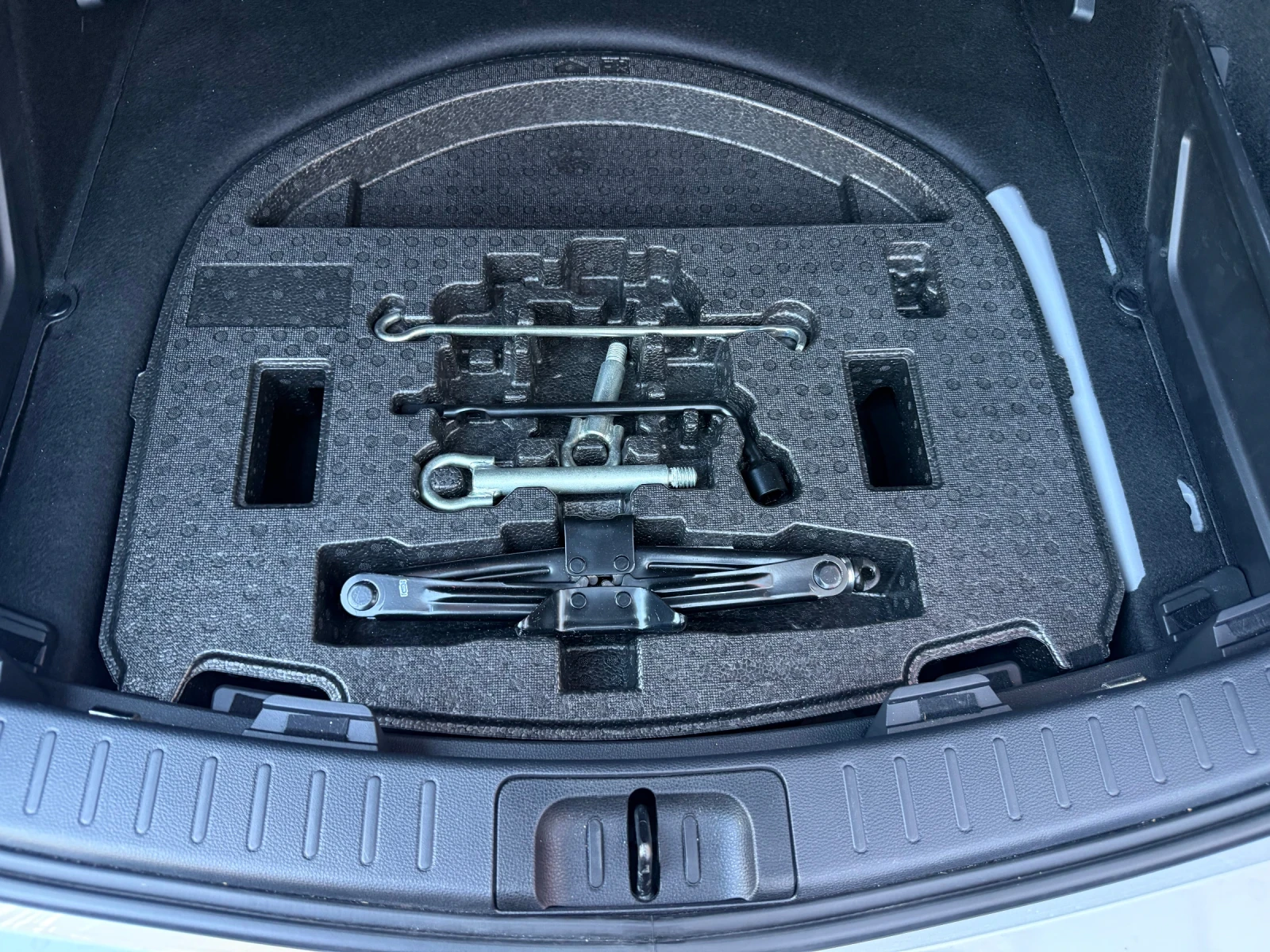 Toyota Corolla 1.8 Hybrid Active , снимка 15 - Автомобили и джипове - 56107599
