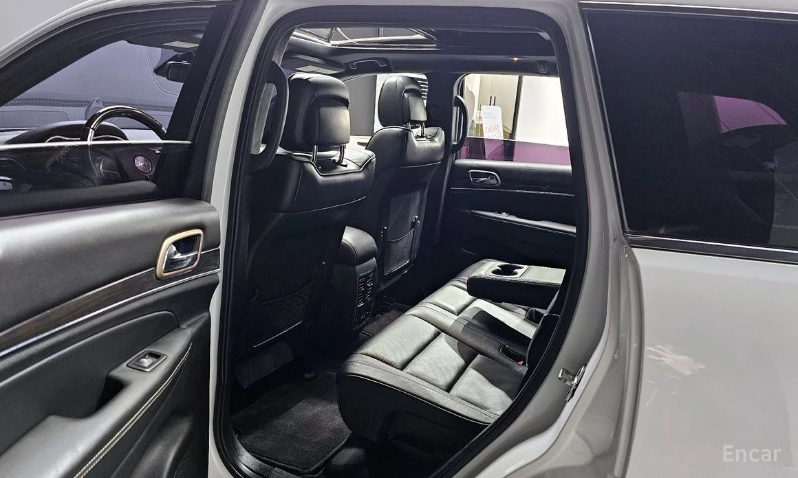 Jeep Grand cherokee OVERLAND* КОЖА* ПОДГРЕВ* ОБДУХВАНЕ* КАМЕРА* НАВИ* , снимка 10 - Автомобили и джипове - 54046664