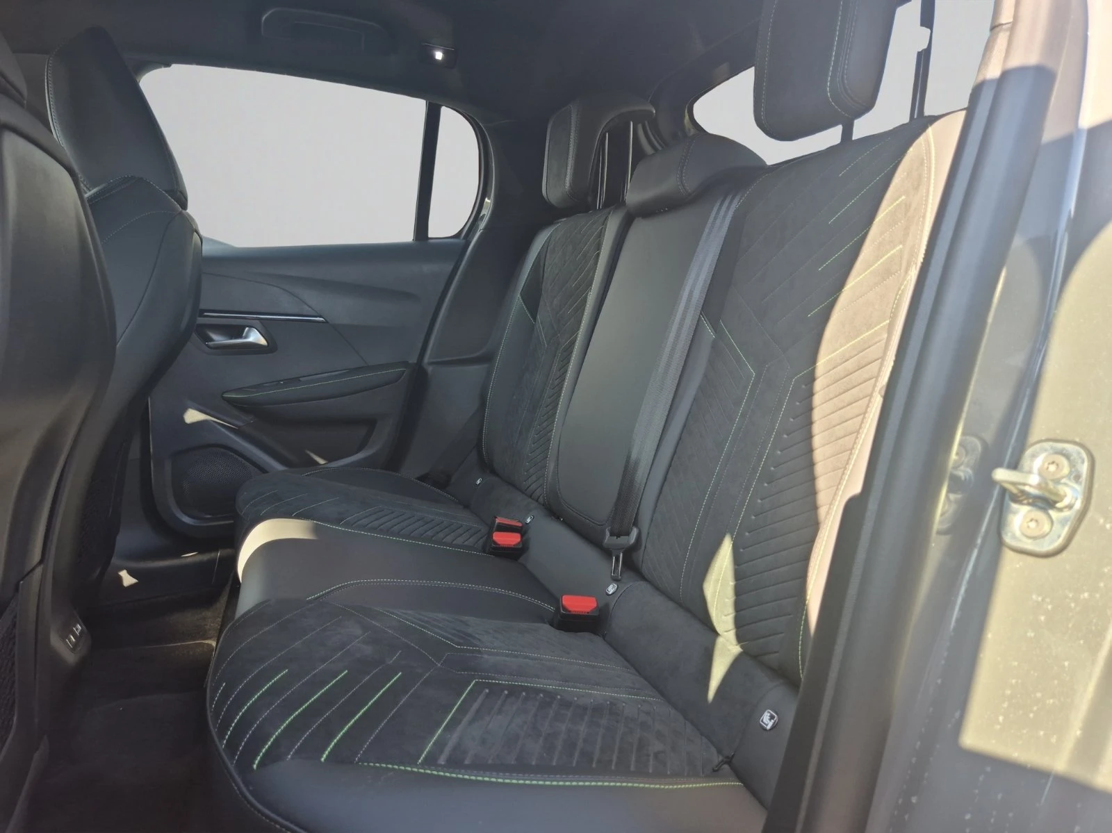 Peugeot 208  E-208 GT Electric 115  156 .. | Mobile.bg   15