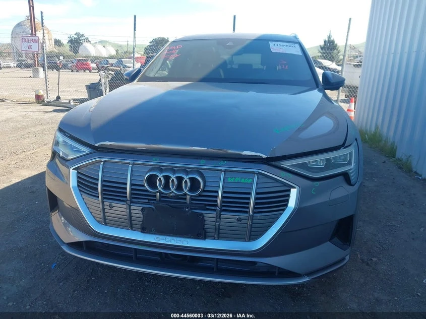 Audi E-Tron Premium Plus, снимка 12 - Автомобили и джипове - 53924098