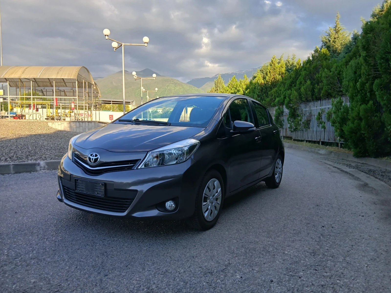 Toyota Yaris 1.0 i, снимка 2 - Автомобили и джипове - 54704160