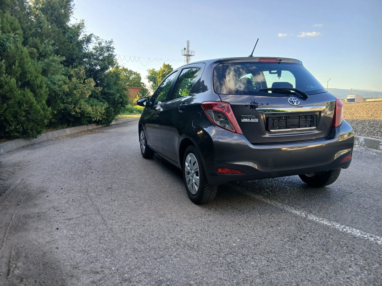 Toyota Yaris 1.0 i, снимка 5 - Автомобили и джипове - 54704160