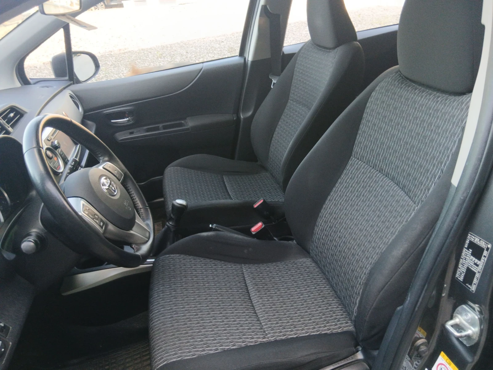 Toyota Yaris 1.0 i, снимка 8 - Автомобили и джипове - 54704160