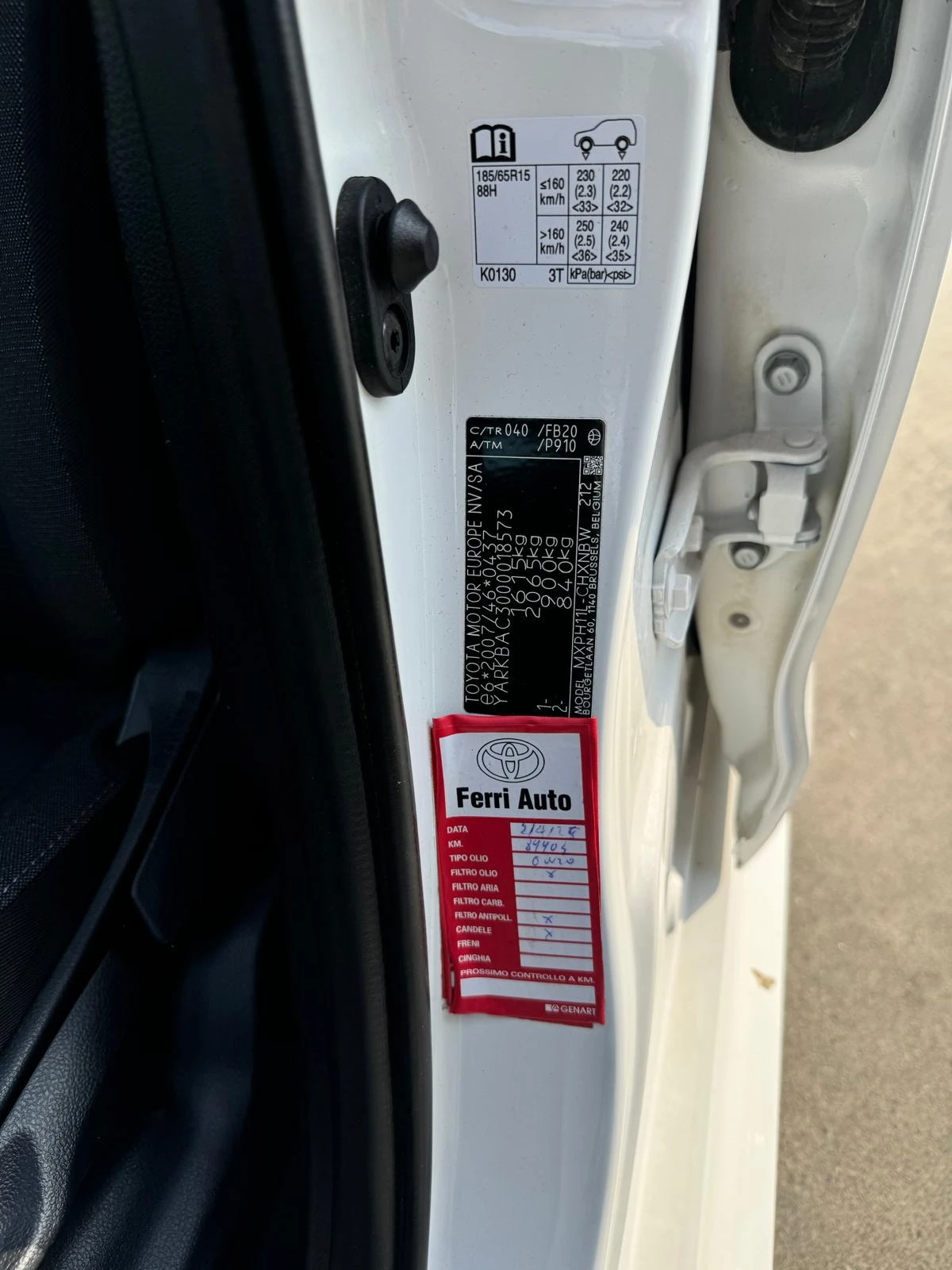 Toyota Yaris HYBRID 1.5 , снимка 8 - Автомобили и джипове - 54824126