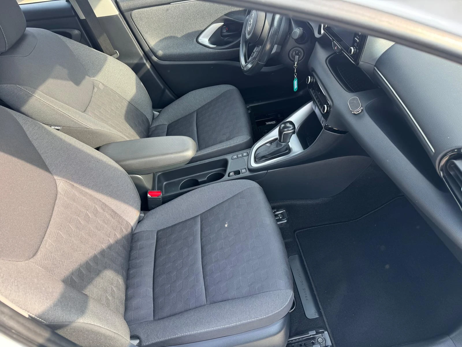 Toyota Yaris HYBRID 1.5 , снимка 7 - Автомобили и джипове - 54824126