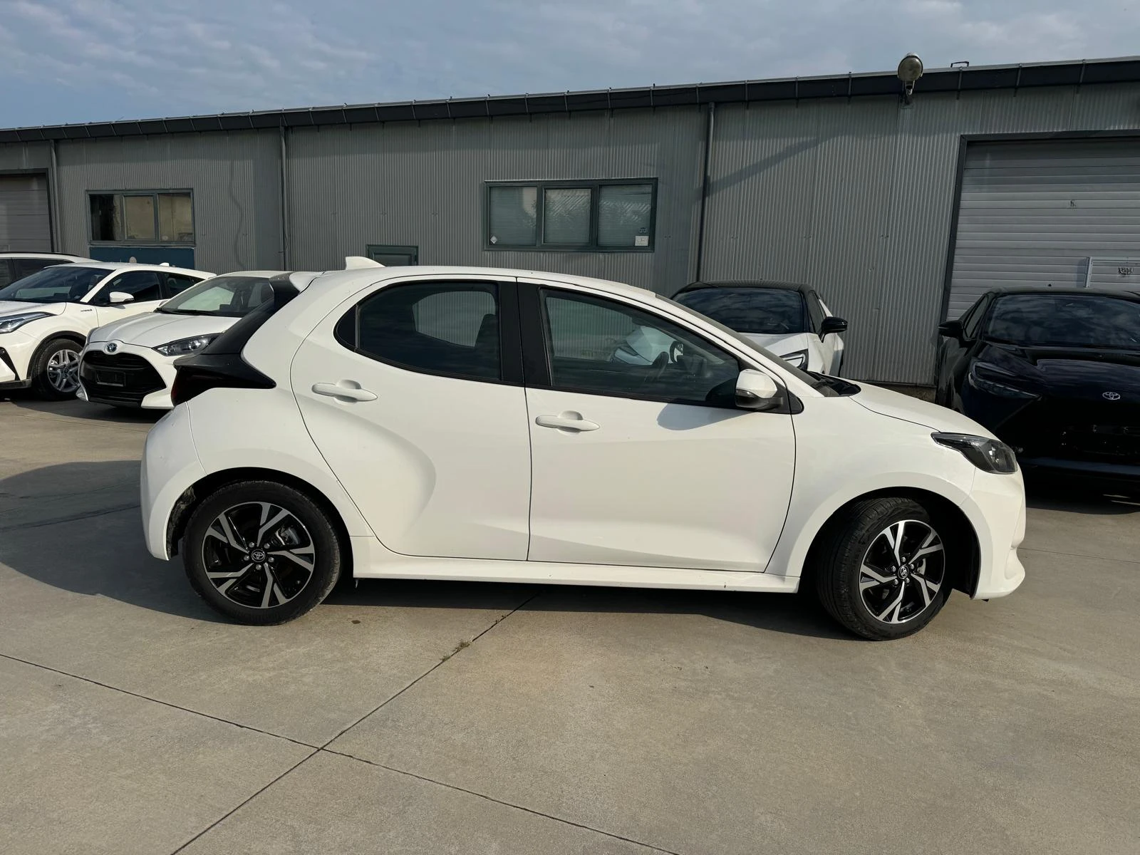Toyota Yaris HYBRID 1.5 , снимка 2 - Автомобили и джипове - 54824126