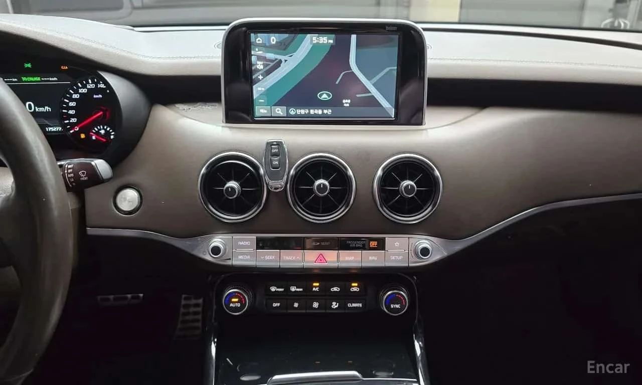 Kia Stinger * 2.0 Turbo AWD * ЦЕНА ДО БГ, снимка 11 - Автомобили и джипове - 56297094