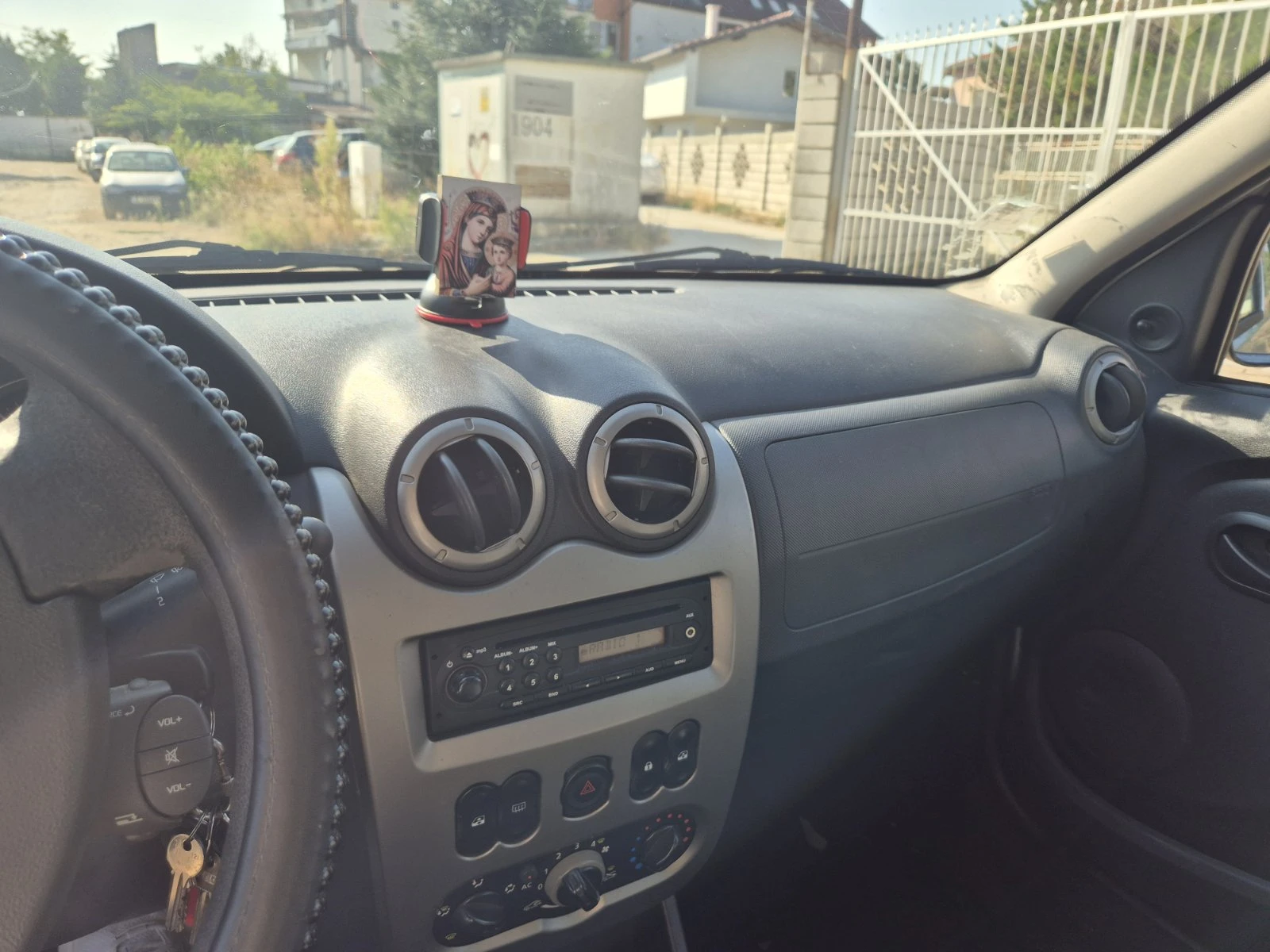 Dacia Sandero 1.5 DCI, снимка 9 - Автомобили и джипове - 56344576