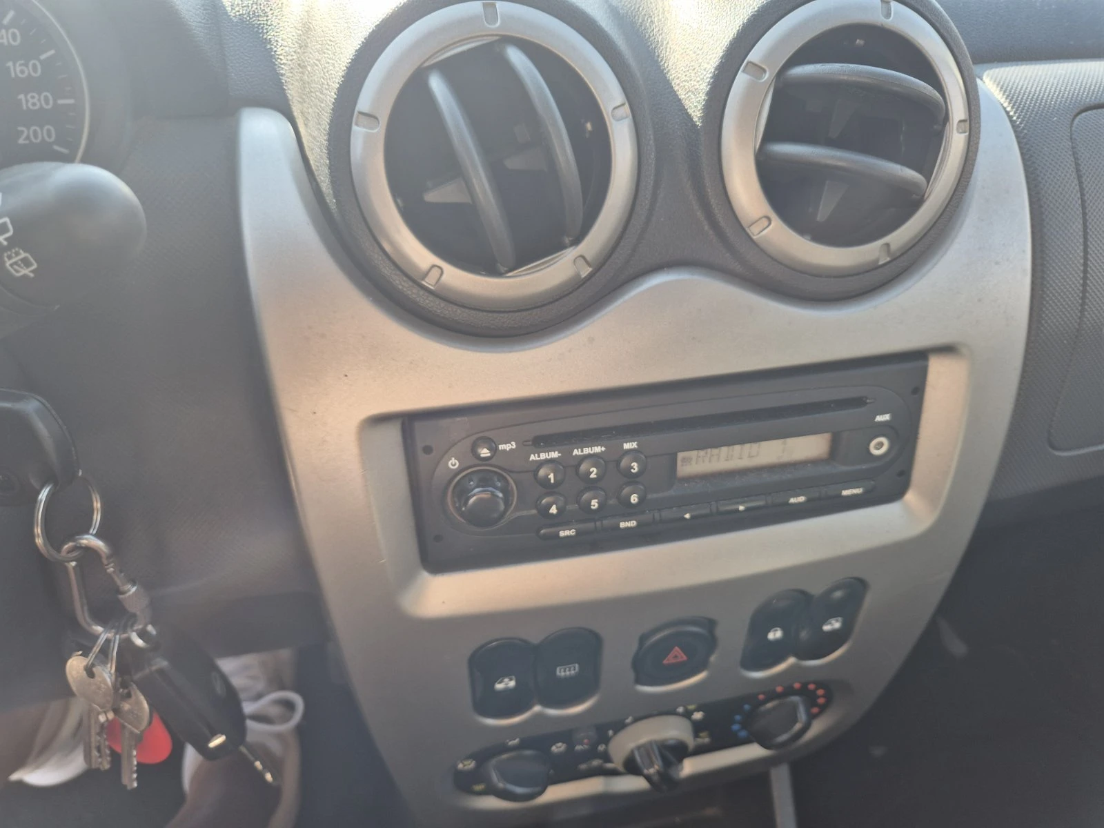 Dacia Sandero 1.5 DCI, снимка 10 - Автомобили и джипове - 56344576