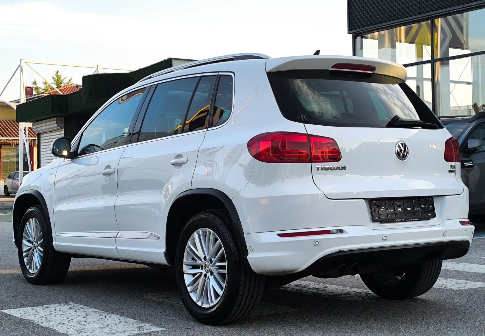VW Tiguan 2.0TDI R-LINE ПАНОРАМА ГЕРМАНИЯ, снимка 6 - Автомобили и джипове - 55304021