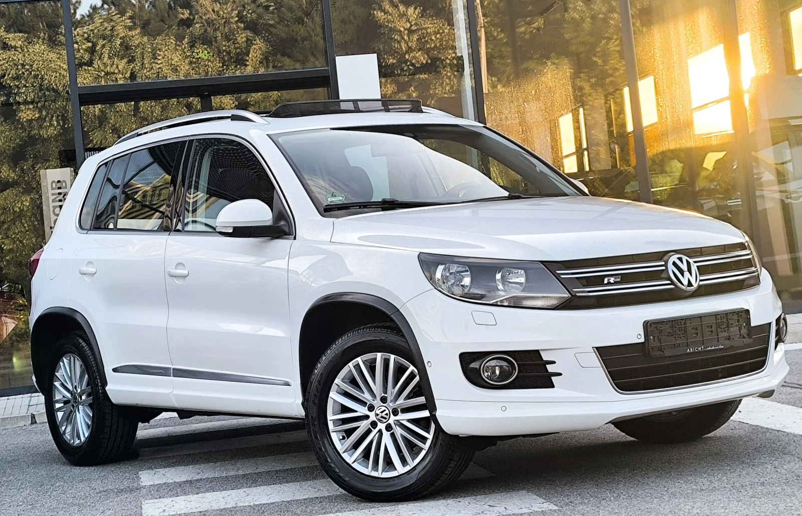 VW Tiguan 2.0TDI R-LINE ПАНОРАМА ГЕРМАНИЯ, снимка 3 - Автомобили и джипове - 55304021