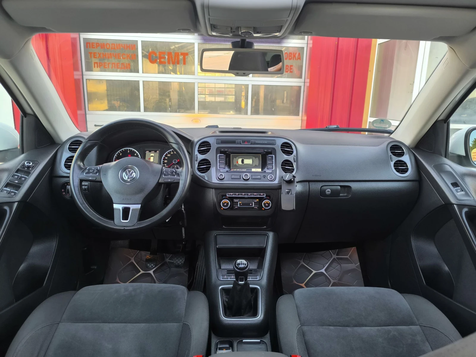 VW Tiguan 2.0TDI R-LINE ПАНОРАМА ГЕРМАНИЯ, снимка 7 - Автомобили и джипове - 55304021