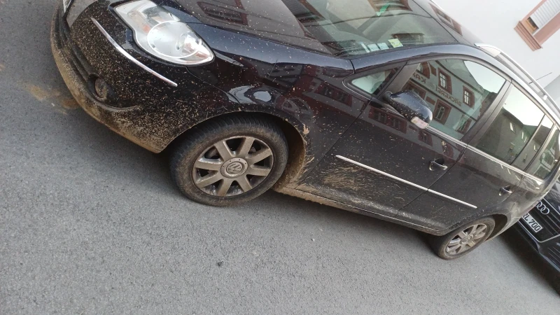 VW Touran, снимка 3 - Автомобили и джипове - 52554057