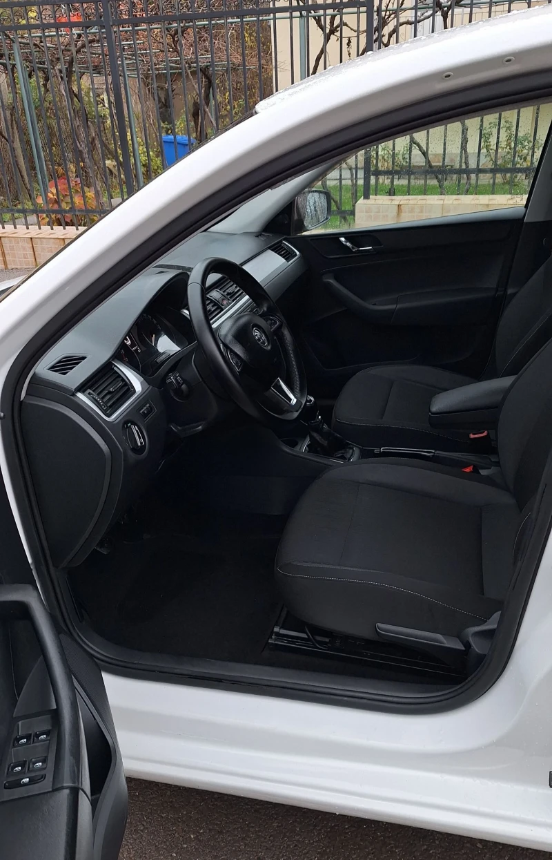 Skoda Rapid Седан 2016г. EURO6 1.6tdi 115кс , снимка 15 - Автомобили и джипове - 52598246