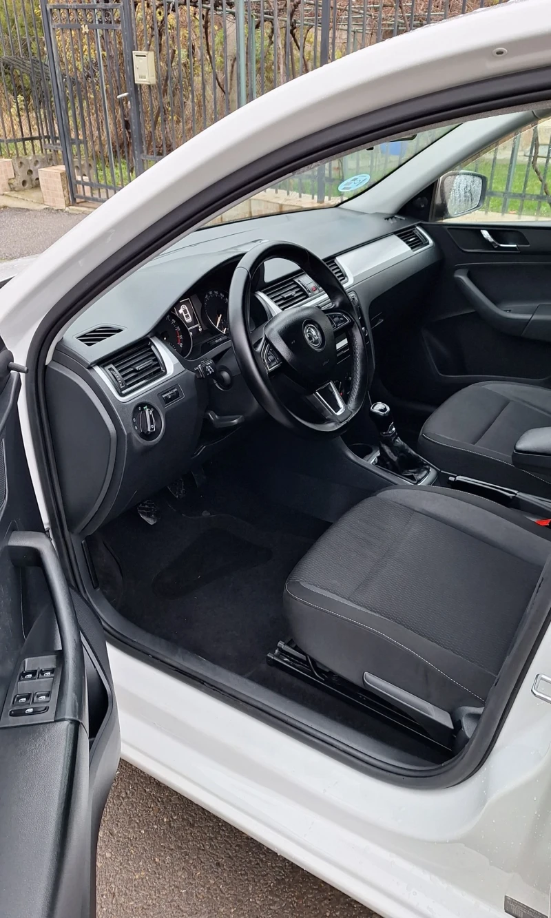 Skoda Rapid Седан 2016г. EURO6 1.6tdi 115кс , снимка 6 - Автомобили и джипове - 52598246