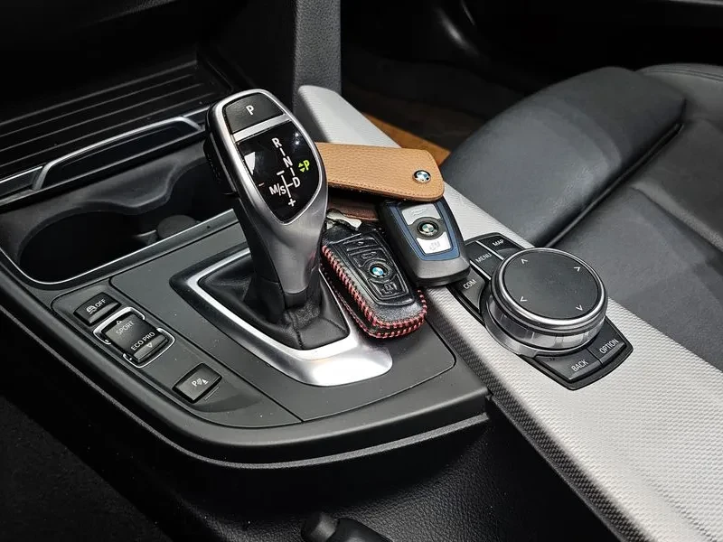 BMW 320 i, снимка 9 - Автомобили и джипове - 54592487