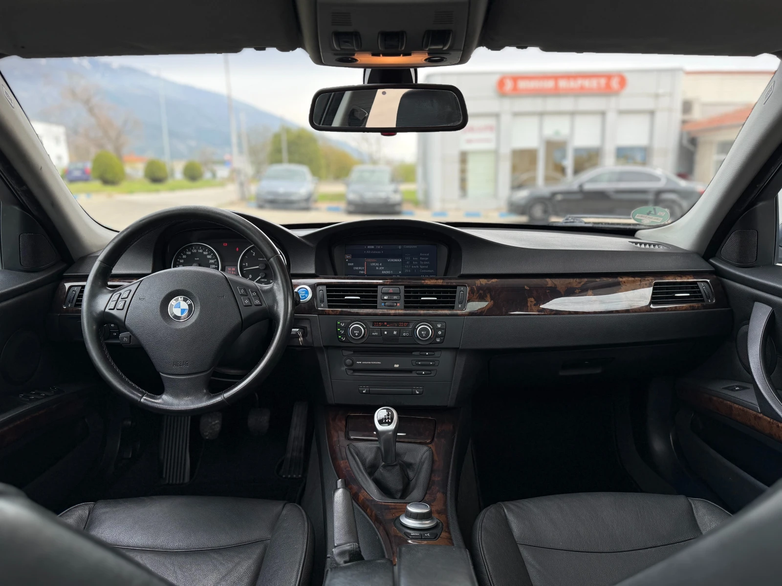 BMW 330 Pano/Hi-Fi/Задно, снимка 11 - Автомобили и джипове - 54189829