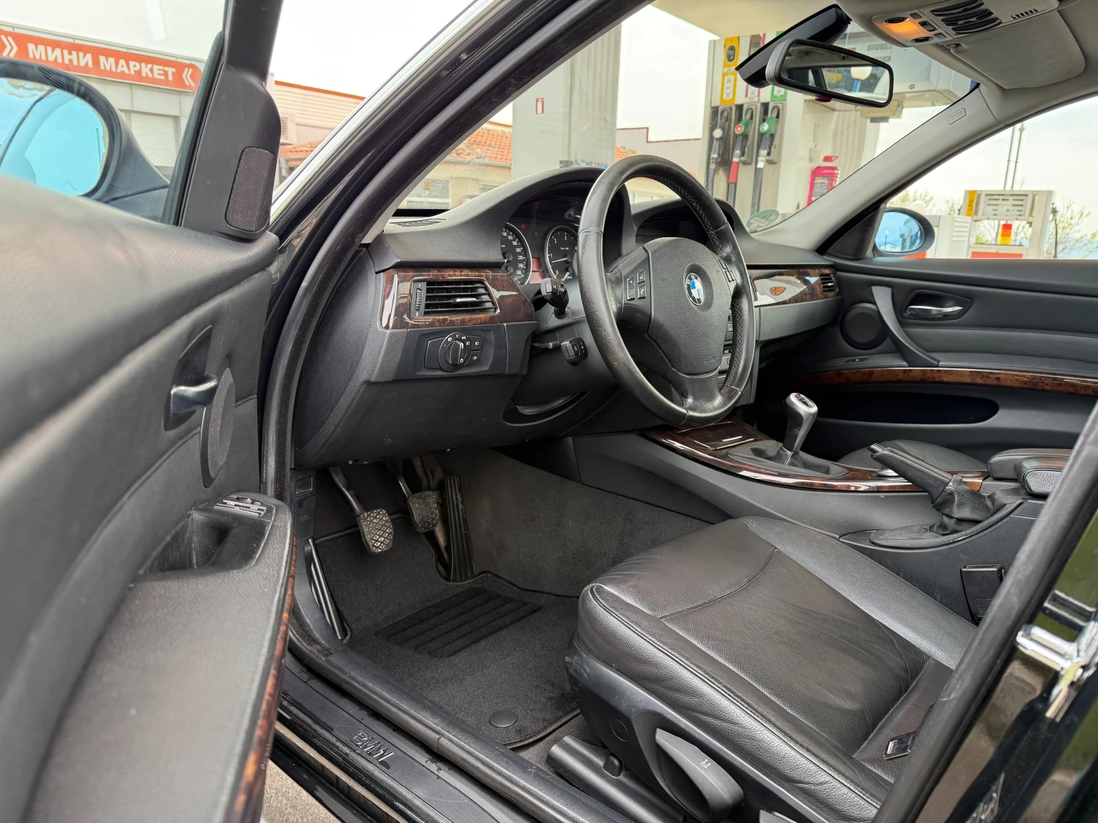 BMW 330 Pano/Hi-Fi/Задно, снимка 10 - Автомобили и джипове - 54189829