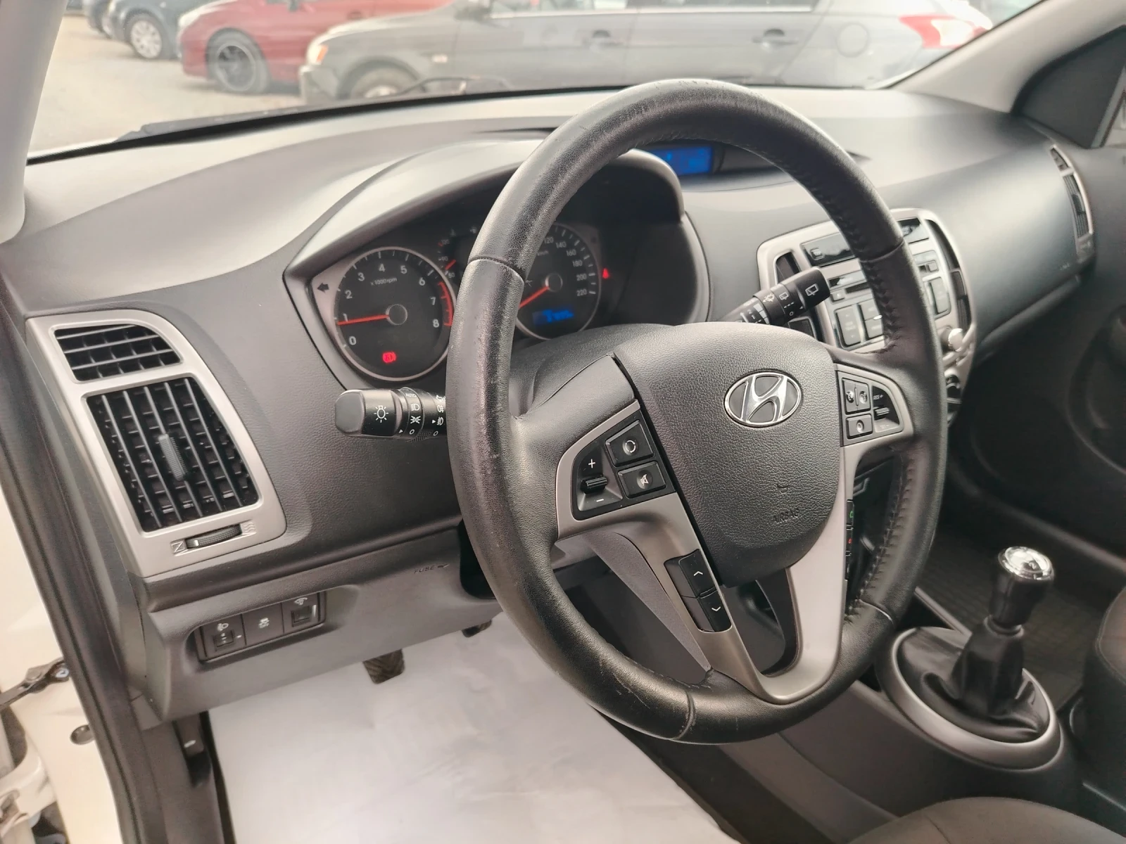 Hyundai I20 1.25 BENZIN TOP, снимка 11 - Автомобили и джипове - 54674677