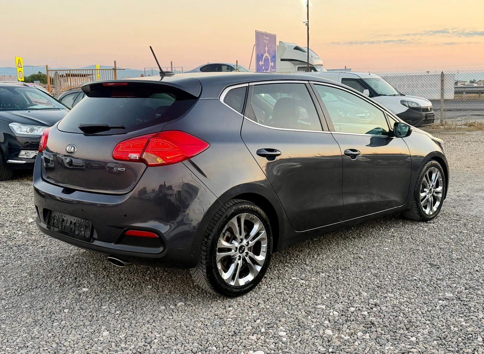 Kia Ceed 1.6 CRDI * АВТОМАТ* НАВИГАЦИЯ* ПАНОРАМА* , снимка 4 - Автомобили и джипове - 55657462