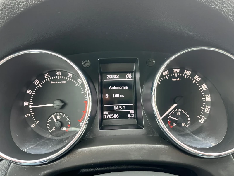 Skoda Yeti 2.0 TDi 150кс 4х4 Automat, снимка 13 - Автомобили и джипове - 52467763
