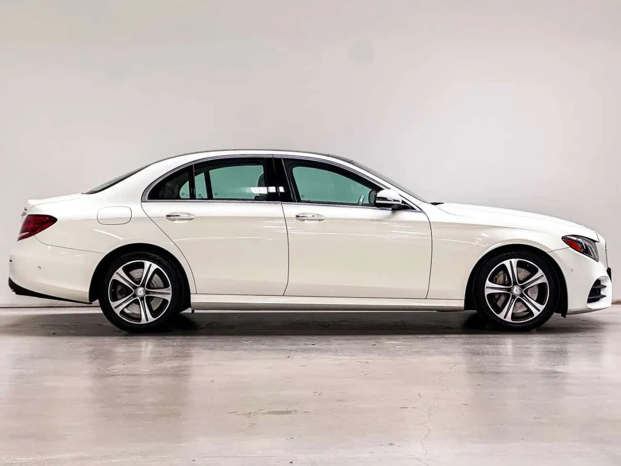 Mercedes-Benz E 400 * CARFAX * БЕЗ ПЪРВОНАЧАЛНА ВНОСКА, снимка 2 - Автомобили и джипове - 54841489