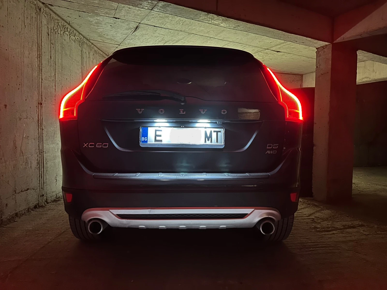 Volvo XC60 R - Design AWD D5 4/4 - изображение 9