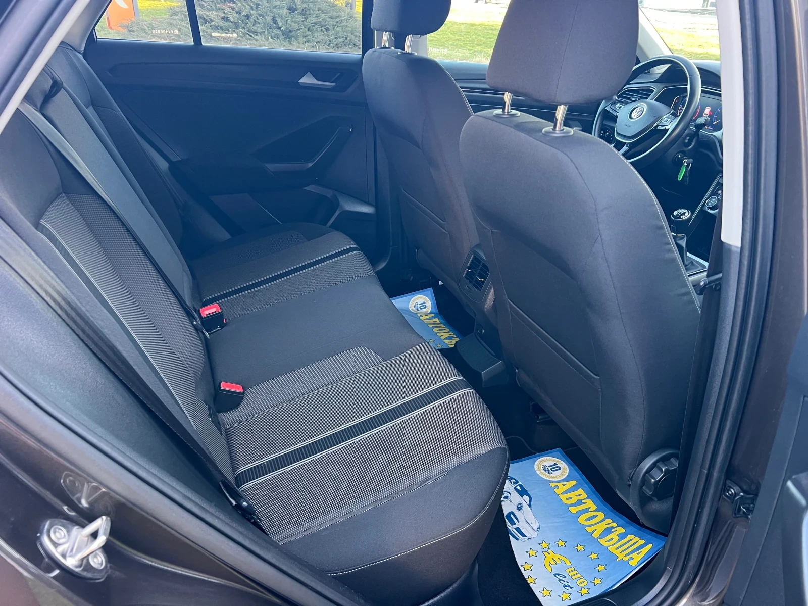 VW T-Roc 1.6TDI/DIGITAL/TOP, снимка 12 - Автомобили и джипове - 53902013