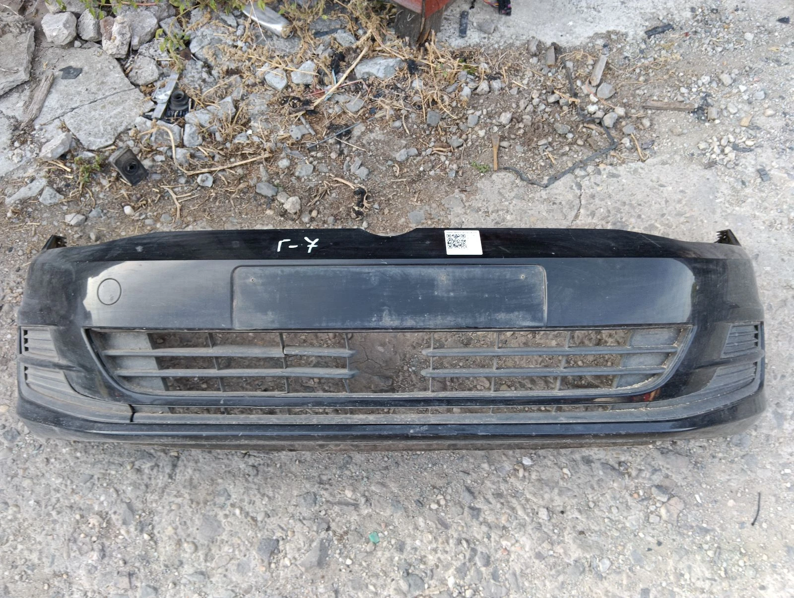 броня предна черна  VW Golf