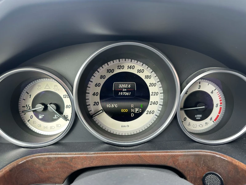 Mercedes-Benz E 250, снимка 12 - Автомобили и джипове - 53558857