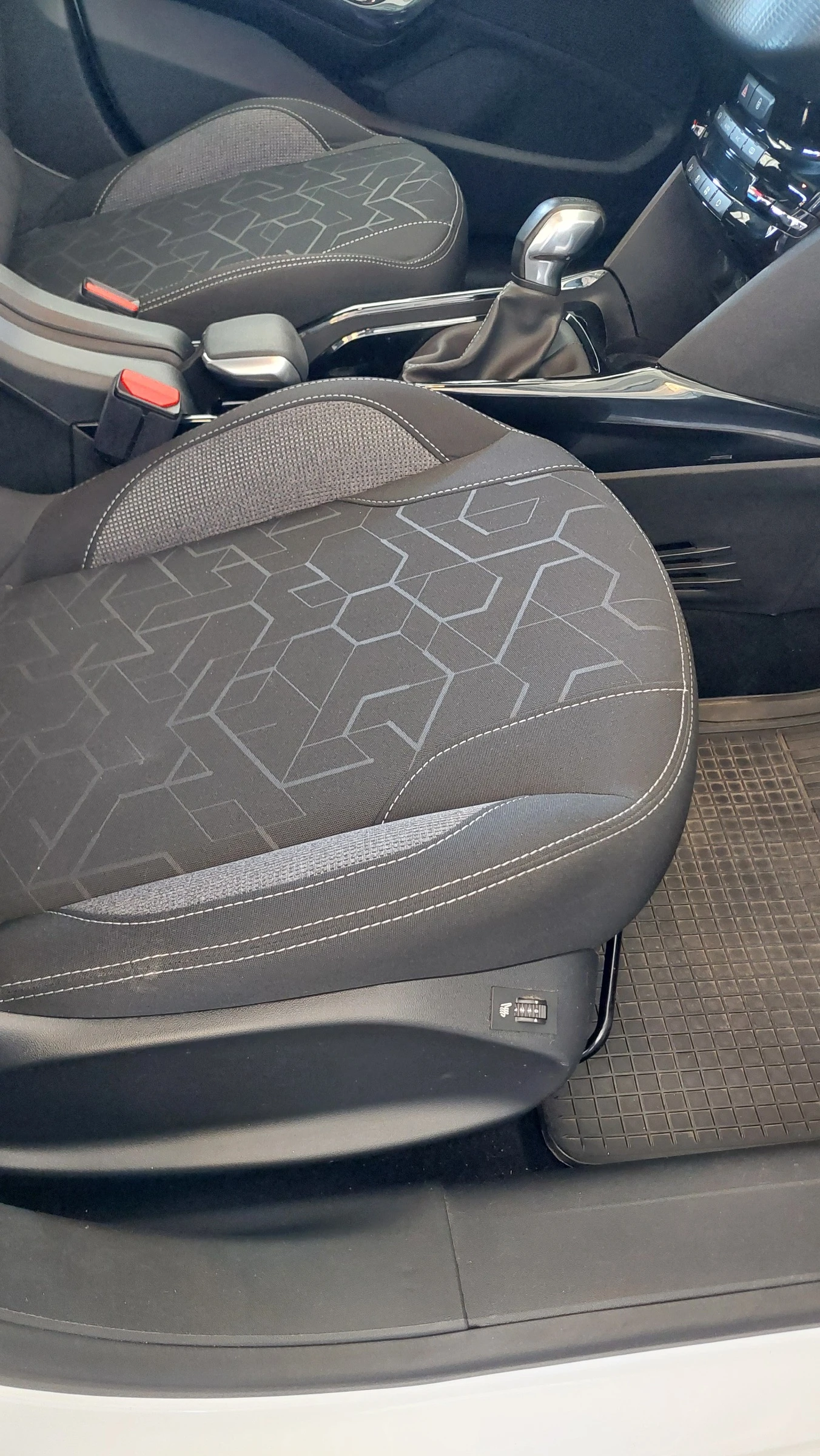 Peugeot 2008 SUV, снимка 10 - Автомобили и джипове - 53783466