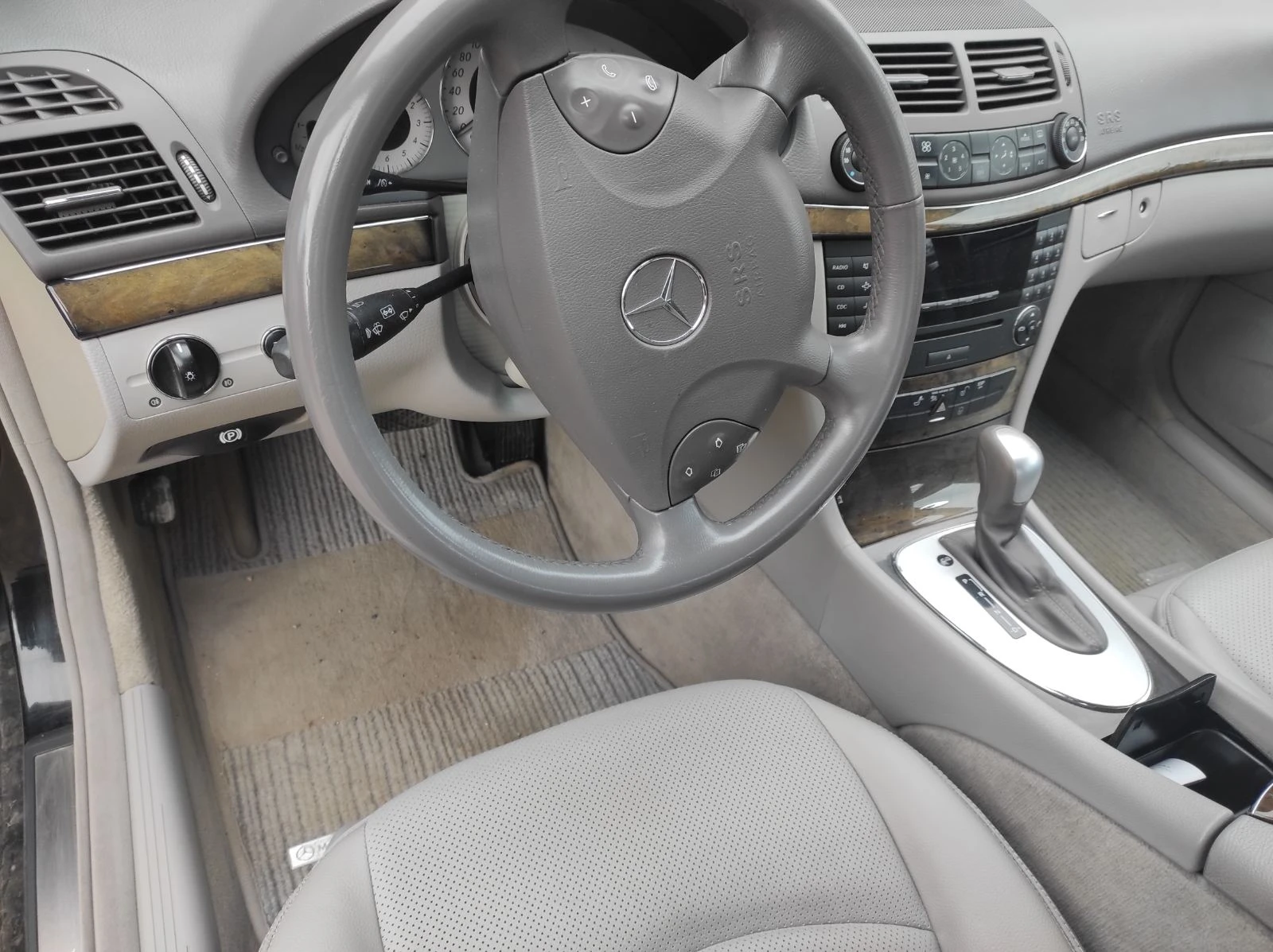 Mercedes-Benz E 220, снимка 4 - Автомобили и джипове - 54595734