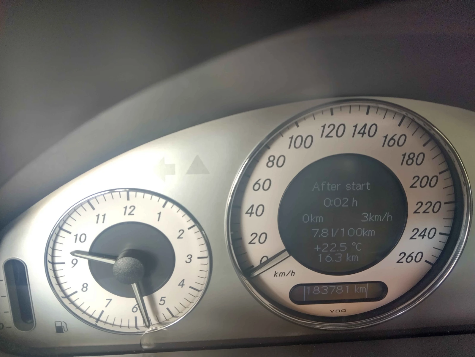 Mercedes-Benz E 220, снимка 5 - Автомобили и джипове - 54595734