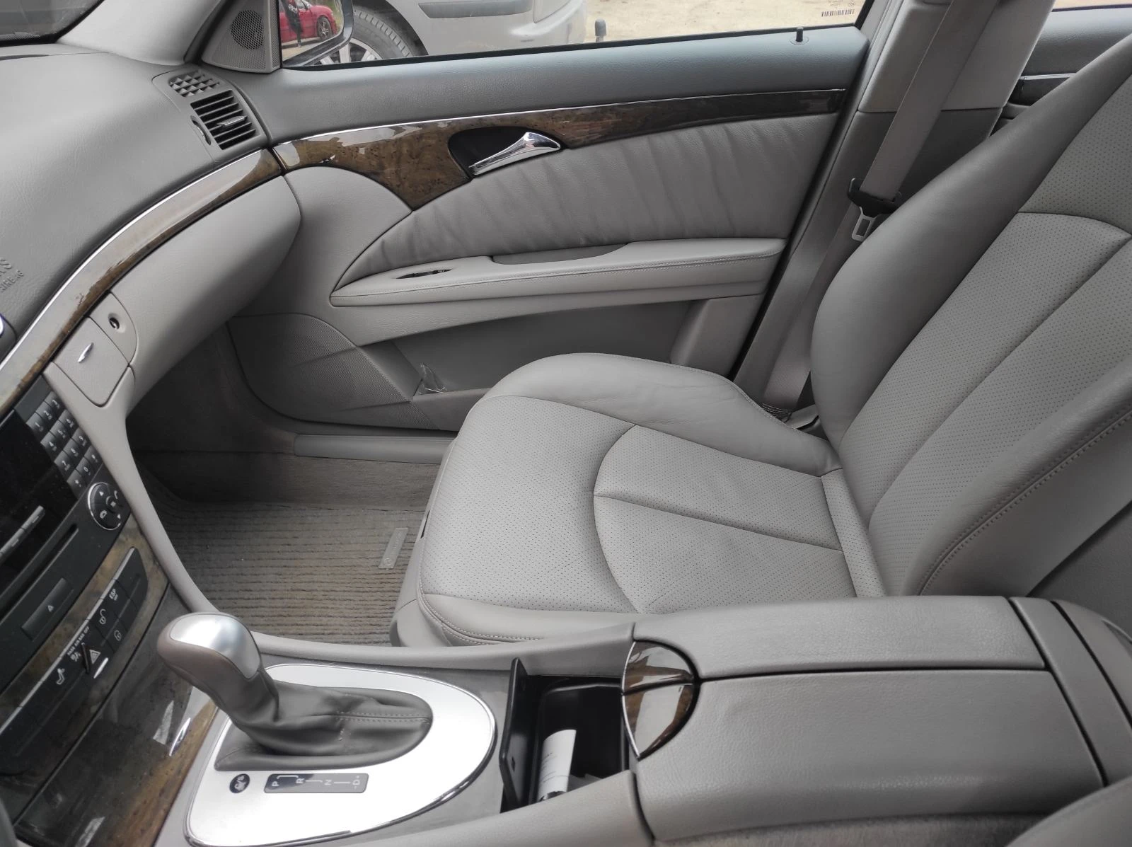 Mercedes-Benz E 220, снимка 2 - Автомобили и джипове - 54595734