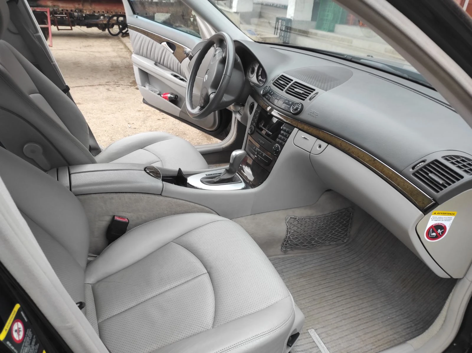 Mercedes-Benz E 220, снимка 3 - Автомобили и джипове - 54595734