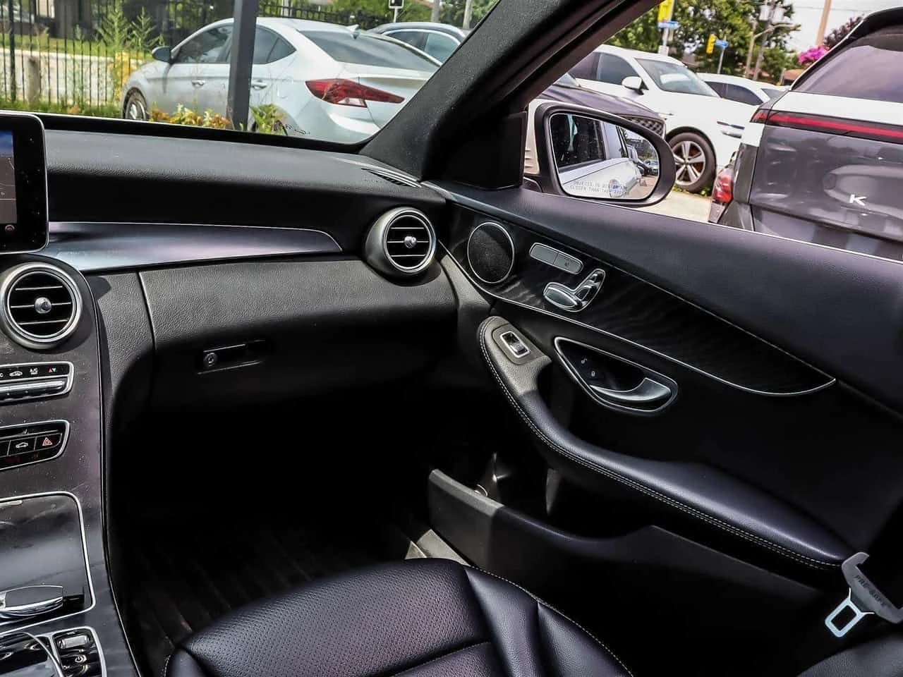 Mercedes-Benz C 300 * CARFAX * БЕЗ ПЪРВОНАЧАЛНА ВНОСКА, снимка 11 - Автомобили и джипове - 55317047